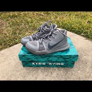 Kyrie Irving boys shoes ♥️